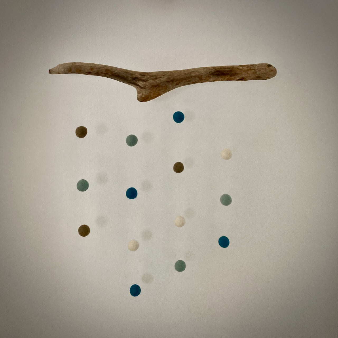 Mín · Décoration en bois flotté et laine feutrée