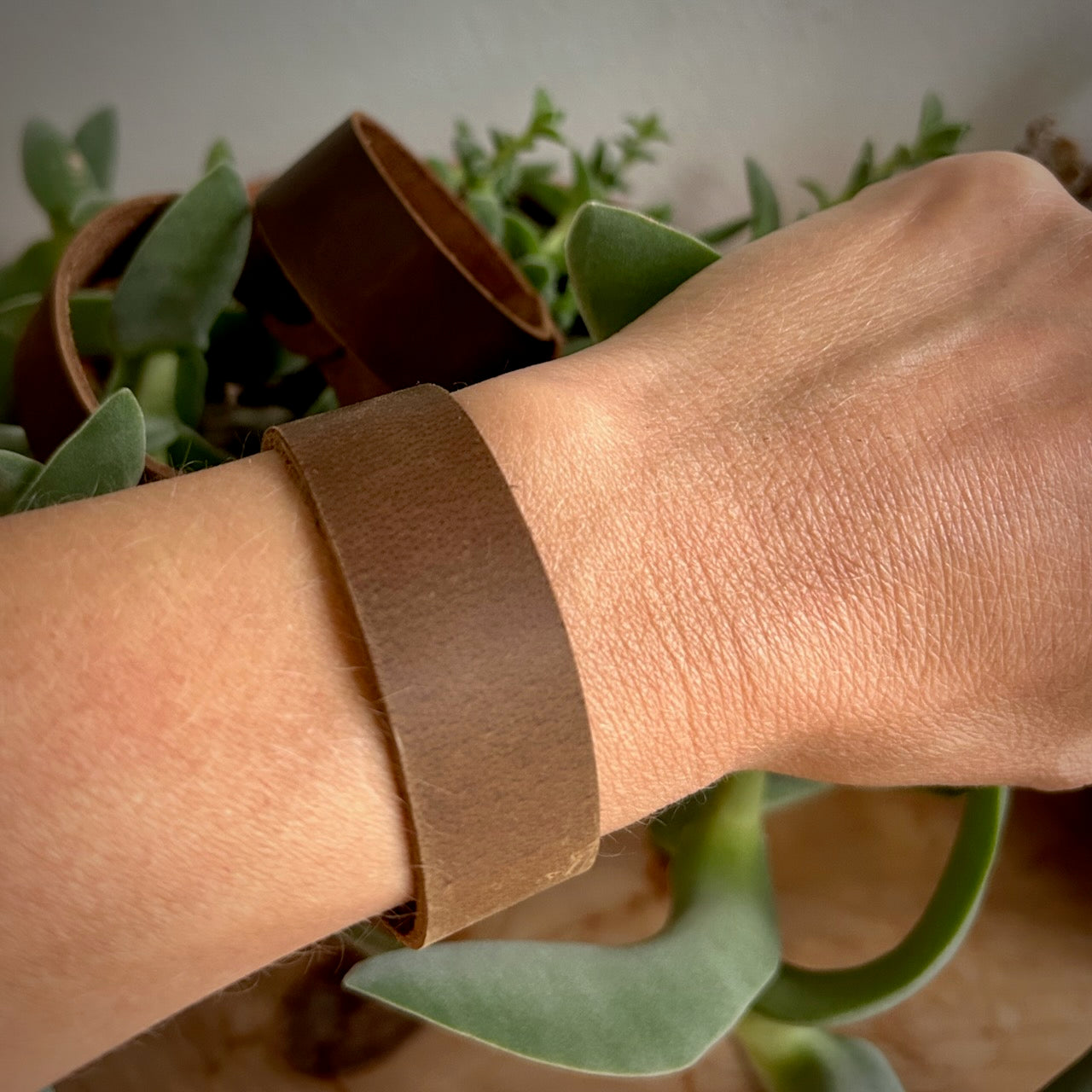 Jörn · Bracelets en cuir brut