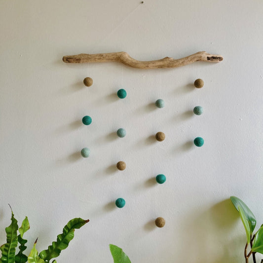 Mín · Décoration en bois flotté et laine feutrée