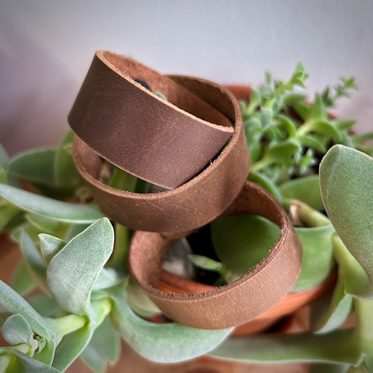 Jörn · Bracelets en cuir brut