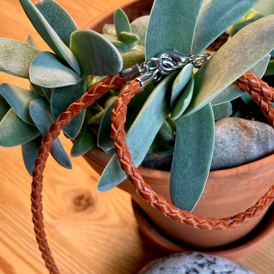 Rua · Bracelets et colliers en cuir tressé