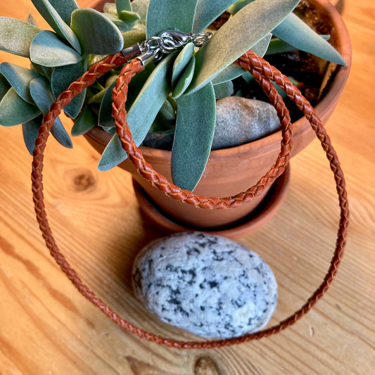 Rua · Bracelets et colliers en cuir tressé